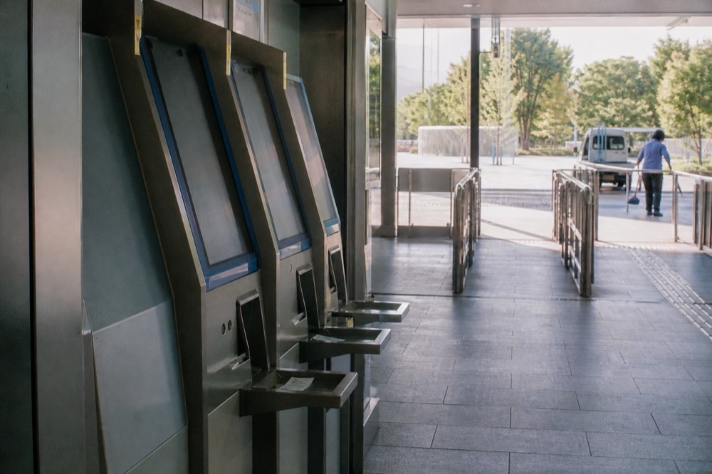 Ticket machines and a quiet aquarium corridor during an early morning entry slot