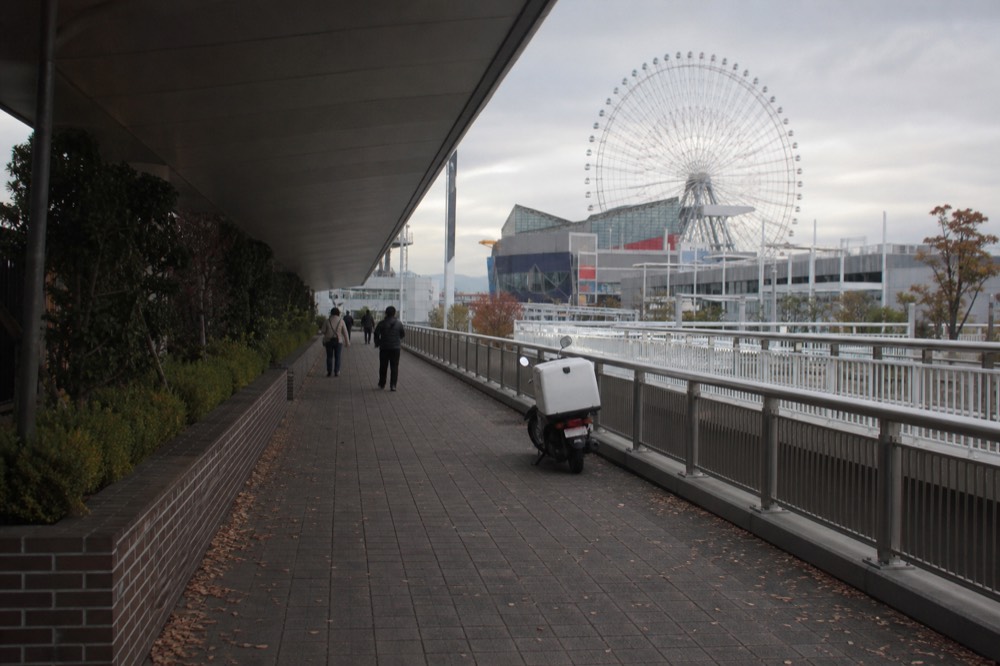 The walkway from Osakako Station toward the aquarium and Ferris wheel