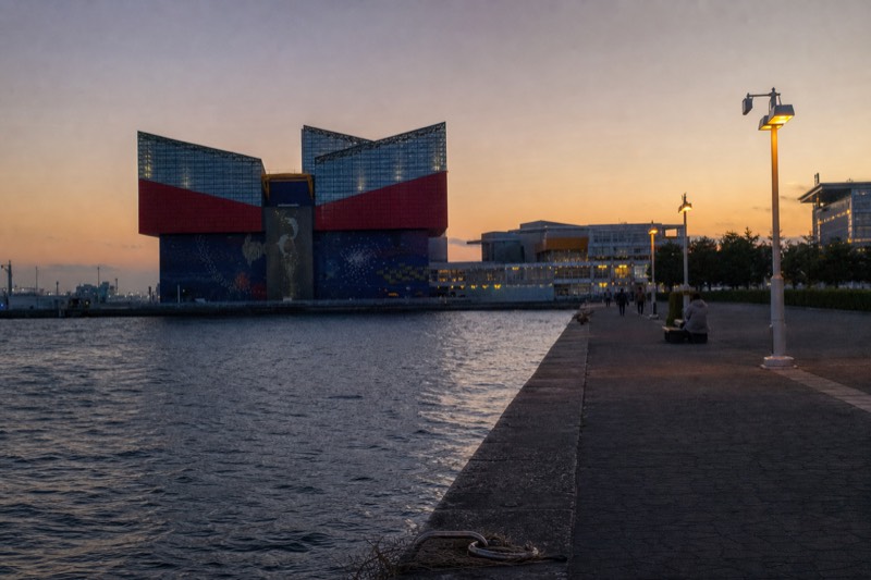 Osaka Aquarium Kaiyukan and the Tempozan waterfront glowing at dusk